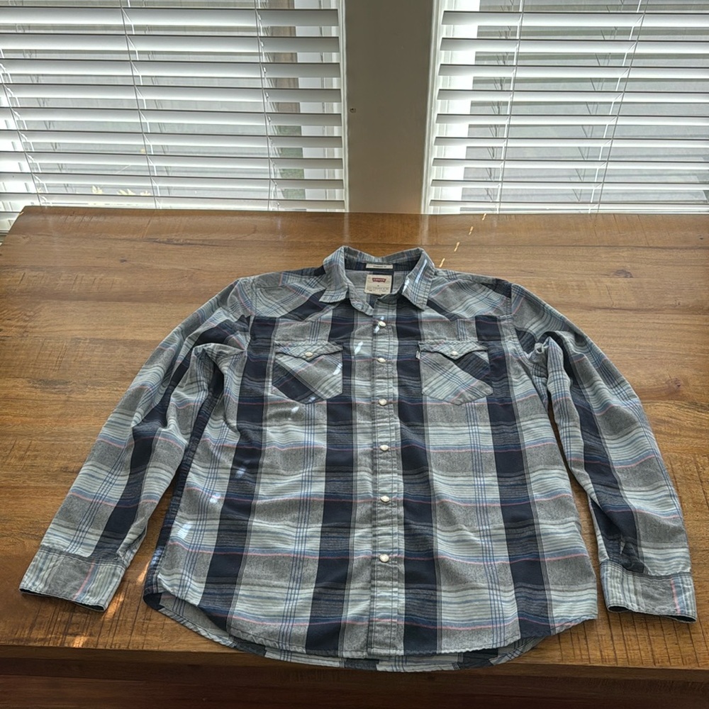 Levi Pearl Snap long sleeve button down size medium